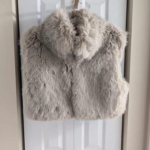 ALO Yoga Opulent Faux Fur Vest - Picture 5 of 7